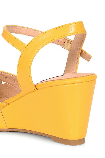 Sunny Daze Wedge 1940s-Inspired Cut-Out Peep Toe Mustard Sandals - Image 3