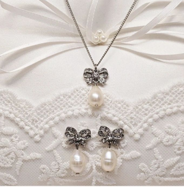 Pearl and Bow Necklace